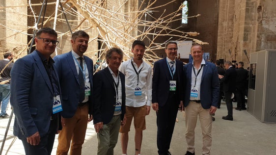 LH Kompatscher (2.v.r.) und LH-Stellvertreter Alfreider (2.v.l.) mit den Künstlern Gerald Moroder, Peter Demetz, Gregor Prugger und Fabrizio Biz Senoner vor dem Kunstwerk L'albero di tutti von Gregor Prugger (Foto: LPA)