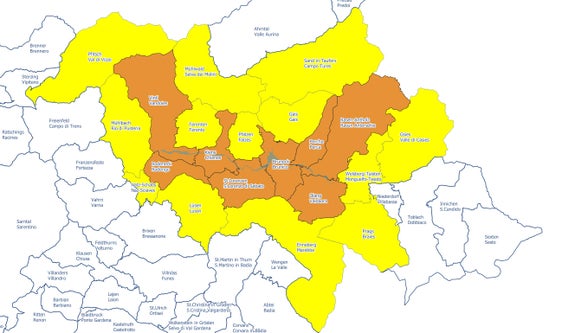 Heute Mittag wurden alle empfangsbereiten Mobiltelefone in den dunkel markierten Gemeinden von einer Testnachricht des Alarmierungssystems IT-alert angepeilt; aufgrund von Überreichweiten (Overshooting) konnten auch Smartphones in den gelb gekennzeichneten Gemeinden vom Signal betroffen sein. (Foto: LPA/Dipartimento di Protezione Civile)