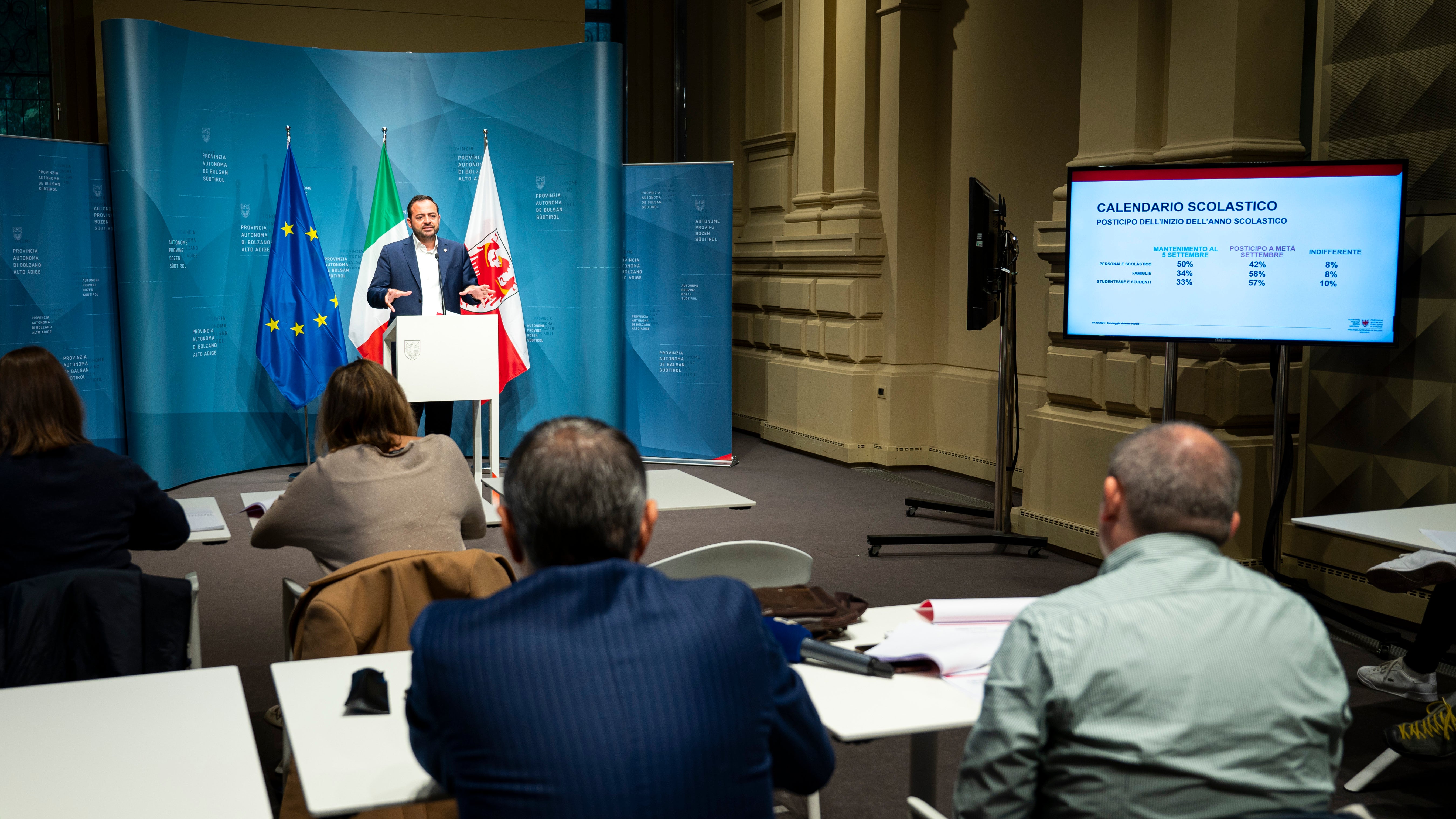 Il vicepresidente Marco Galateo ha illustrato oggi i punti principali emersi dal questionario&nbsp;“Sistema Scuola Italiana”, il processo di valutazione/autovalutazione che vuole porre in evidenza alcuni punti chiavi del sistema scolastico altoatesino. (Foto: USP/Fabio Brucculeri)