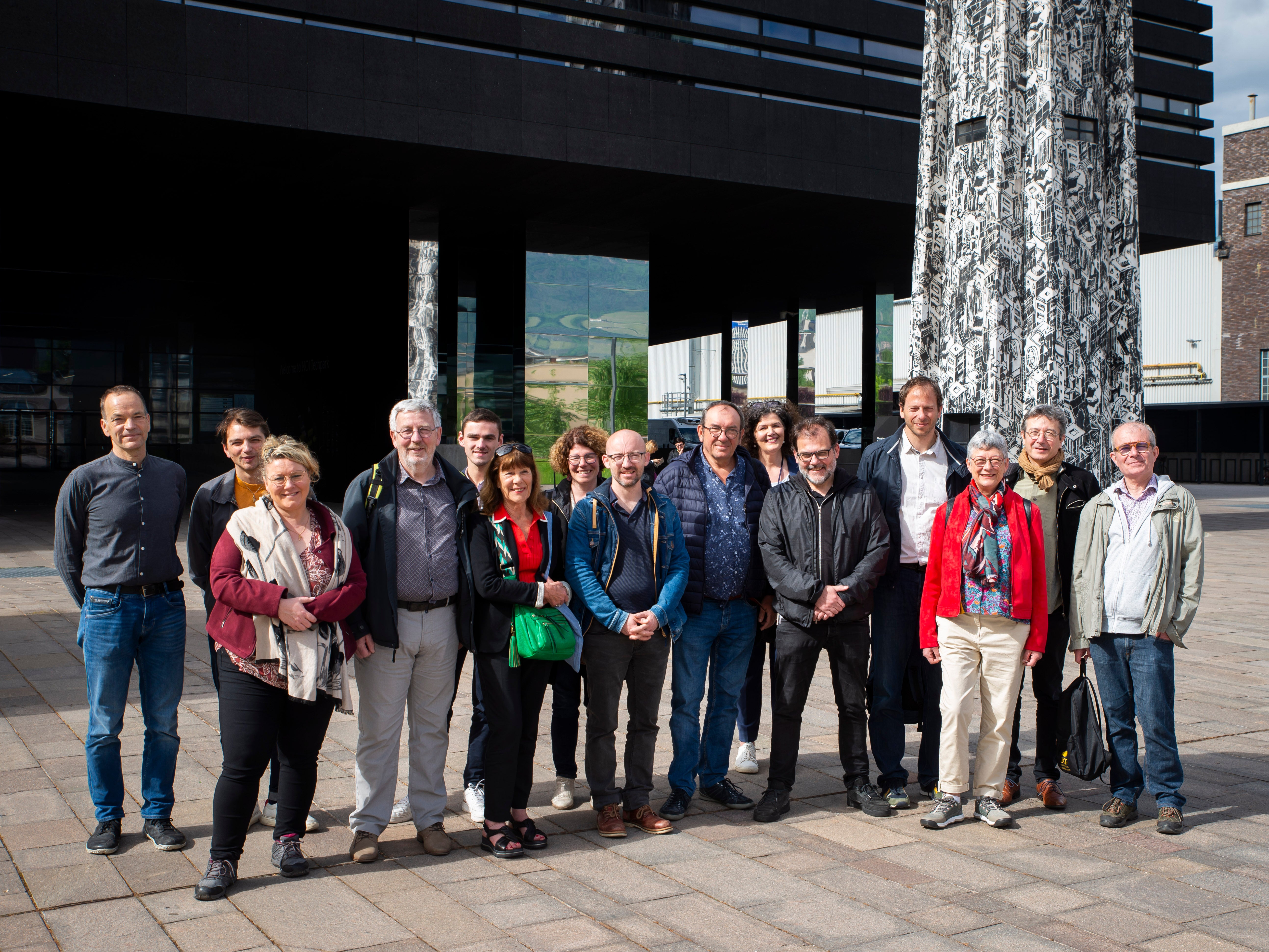 Auf Lehrfahrt: Eine nordfranzösische Delegation (im Bild mit Südtiroler Referenten vor dem NOI Tech Park in Bozen) besuchte vor kurzem gezielt Südtirol, um sich hier über die Nachhaltigkeitsstrategie des Landes und ihre Umsetzung zu informieren. (Foto: LPA/Fabio Brucculeri)