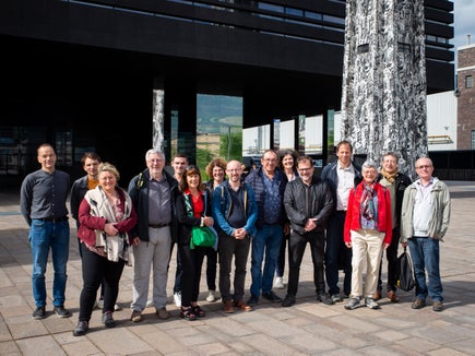Auf Lehrfahrt: Eine nordfranzösische Delegation (im Bild mit Südtiroler Referenten vor dem NOI Tech Park in Bozen) besuchte vor kurzem gezielt Südtirol, um sich hier über die Nachhaltigkeitsstrategie des Landes und ihre Umsetzung zu informieren. (Foto: LPA/Fabio Brucculeri)