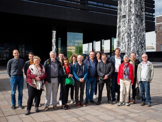 Auf Lehrfahrt: Eine nordfranzösische Delegation (im Bild mit Südtiroler Referenten vor dem NOI Tech Park in Bozen) besuchte vor kurzem gezielt Südtirol, um sich hier über die Nachhaltigkeitsstrategie des Landes und ihre Umsetzung zu informieren. (Foto: LPA/Fabio Brucculeri)