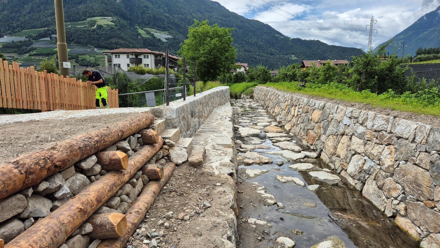 Lavori di messa in sicurezza lungo il torrente Mühl a Quarazze, vicino a Lagundo. (Foto: USP/Ufficio sistemazione bacini montani ovest/Martin Eschgfäller)