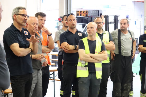 Riunione operativa nella sala dei vigili del fuoco volontari di Maia Bassa: all’estrema sinistra, il presidente della Provincia e assessore alla Protezione civile Arno Kompatscher, al centro, con il giubbotto catarifrangente giallo, il direttore dell’Ufficio Sistemazione bacini montani Thomas Thaler. (Foto: USP/Maja Clara)