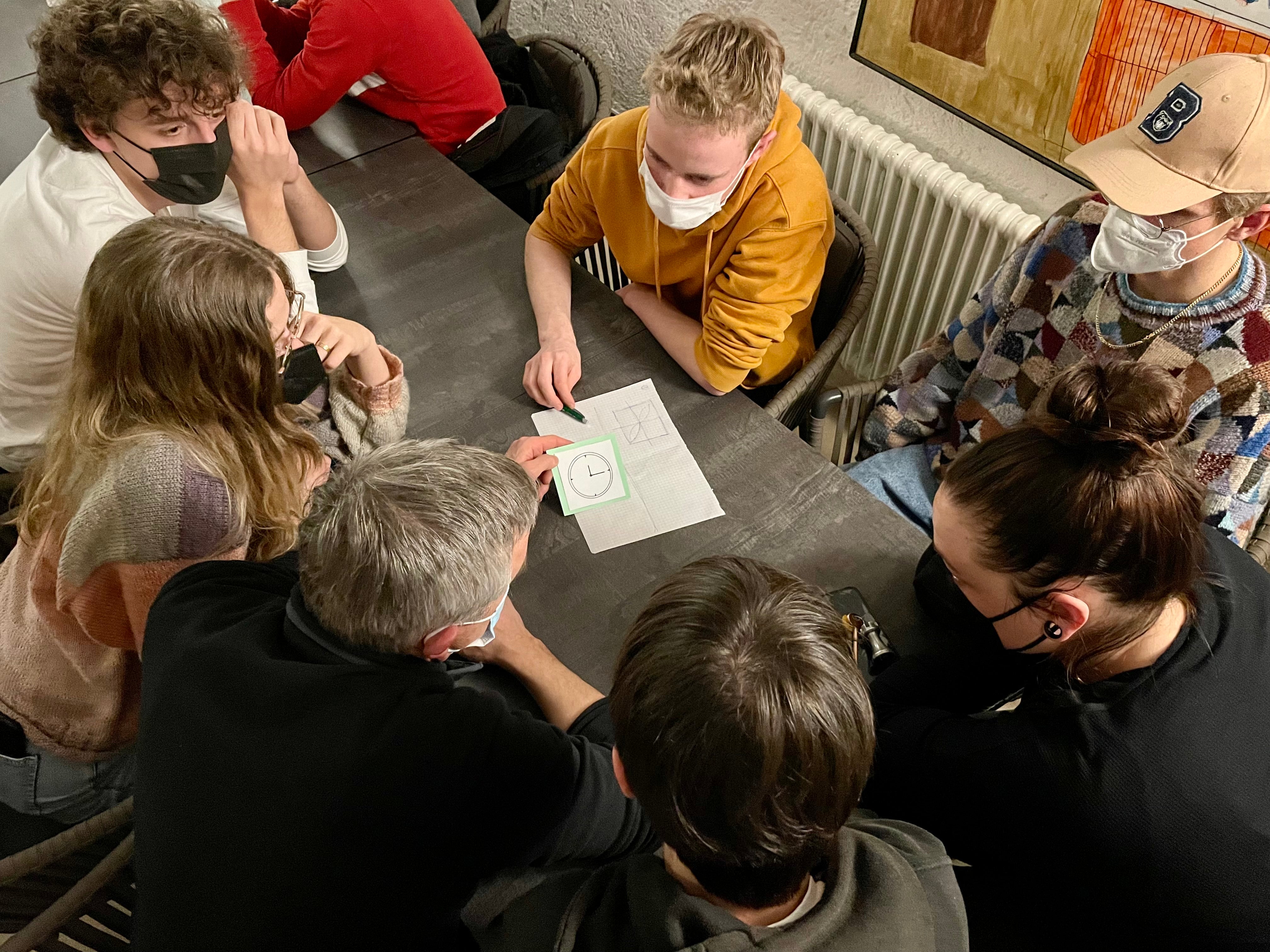 Nach dem Kennenlernen am Sonntagabend wird seit heute Vormittag intensiv an den Problemen gearbeitet. (Foto: LPA/Deutsche Bildungsdirektion/Christof Wiedemair)