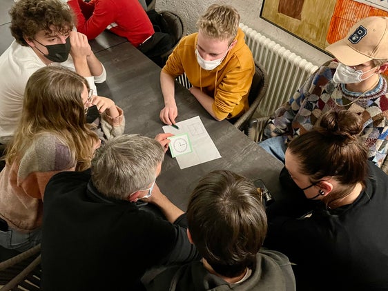 Nach dem Kennenlernen am Sonntagabend wird seit heute Vormittag intensiv an den Problemen gearbeitet. (Foto: LPA/Deutsche Bildungsdirektion/Christof Wiedemair)