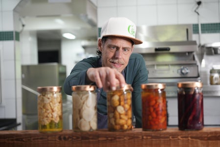 Alles, was der Garten hergibt: Fankhauser betreibt einen kulinarischen Balanceakt aus Textur und Aroma.  (Foto: Euregio)