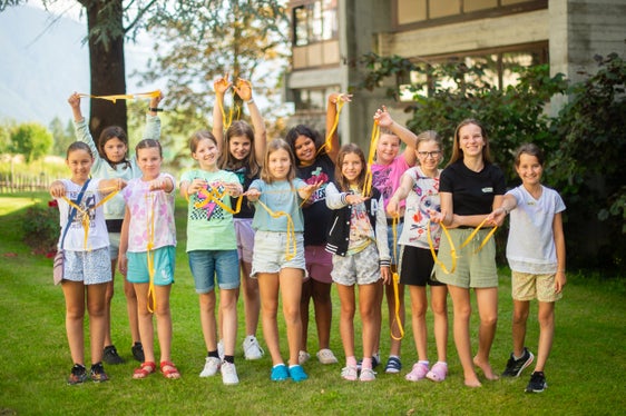 Beim Workshop Schere, Stein, Papier – daraus zaubern wir … konnten die Kids Kreativität freien Lauf lassedn und  Papier auf nahezu magische Art und Weise verwandeln: Im Bild von links Anna, Emily, Lea, Jasmin, Nora, Helene Lovis, Katharina, Eva, Sarah, Anne, Nahla, Miriam (Foto: LPA/Begabungs- und Begabtenförderung der Pädagogischen Abteilung der Deutschen Bildungsdirektion/Maria Gapp)