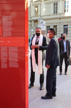 Die guten Beziehungen zwischen dem Land Südtirol und der tibetischen Exilregierung sollen fortgesetzt werden: Penpa Tsering und LH Kompatscher am Silvius-Magnago-Platz in Bozen. (Foto: LPA/Dominik Holzer) 