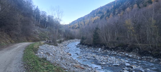 Lungo la pista ciclabile della Val Venosta, sopra Covelano, gli operai stanno riparando i muretti di protezione delle sponde, allargando l'alveo del torrente. (Foto: USP/Ufficio Sistemazione bacini montani ovest)