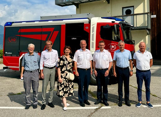 La visita alla Scuola provinciale dei Vigili del fuoco di Vilpiano: nella foto (da sinistra) Christoph Oberhollenzer, il direttore dell'Agenzia per la Protezione civile altoatesina, Klaus Unterweger, Michaela Langer-Weninger, Michael Hutterer, Robert Mayer, il presidente dell' Unione provinciale dei Corpi dei vigili del fuoco volontari dell'Alto Adige,
Wolfram Gapp, e il suo vice, Martin Künig. (Foto: ASP/Unione provinciale dei Corpi dei vigili del fuoco volontari dell'Alto Adige/DiddiOsele)
