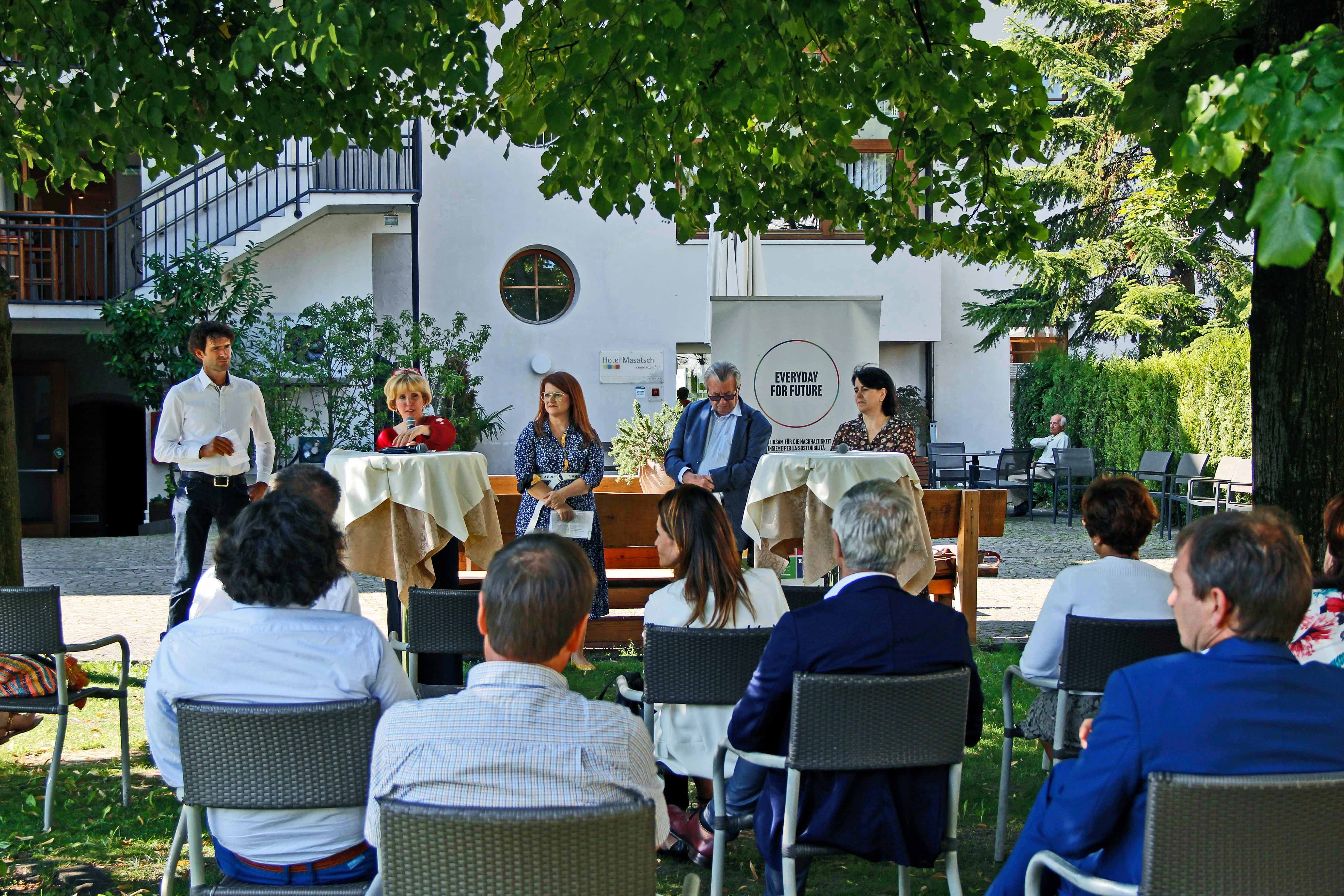 Gemeinsam mit (v.l.) Leonhard Resch, Petra Bisaglia, Hans Widmann und Christine Mulser Pircher hat Landesrätin Deeg (Mitte) auf anstehende Herausforderungen geblickt. (Foto: LPA/Greta Stuefer)