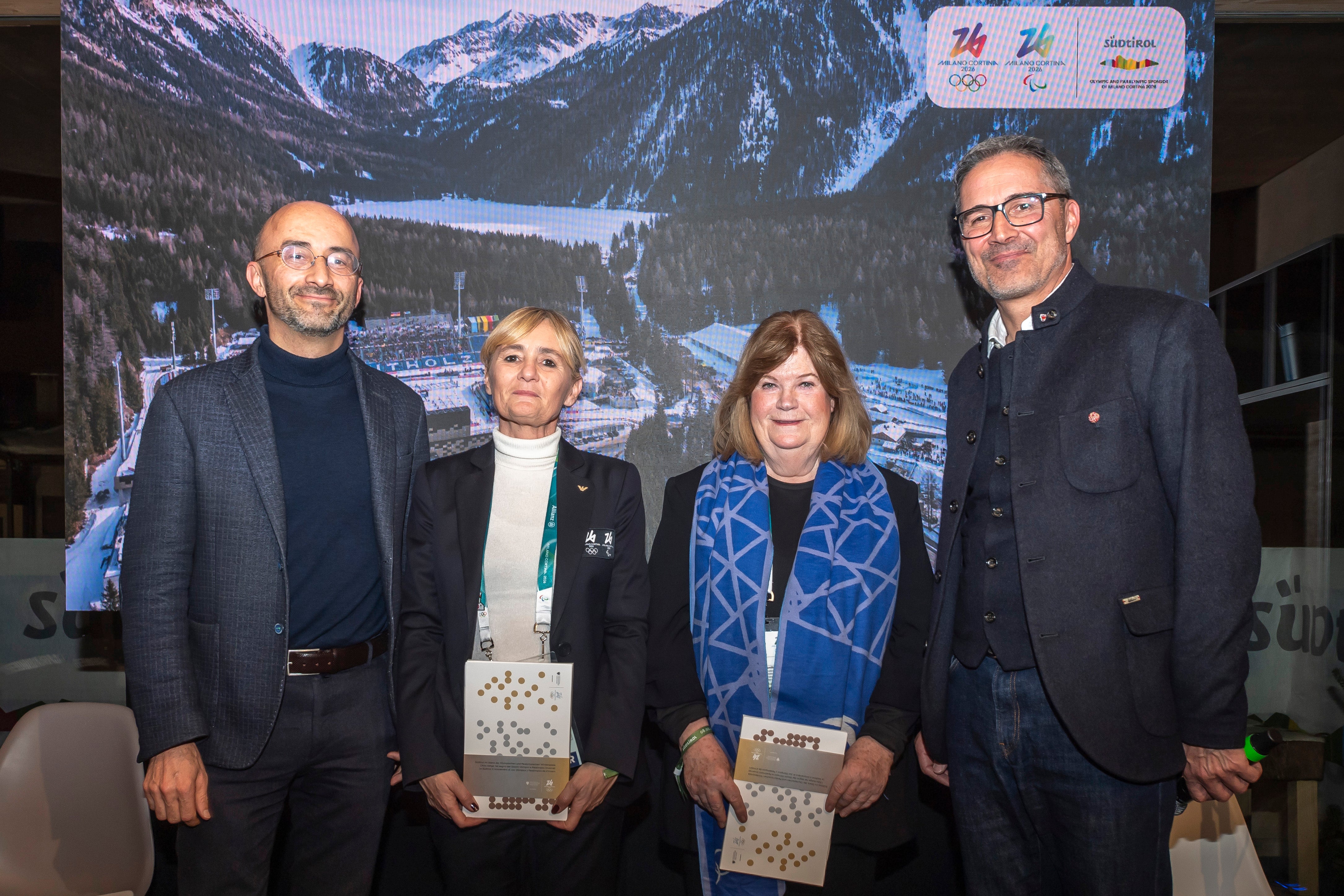 Sie sprachen über die Begeisterung des Antholzer Tales für den Biathlon (von links): Bürgermeister Thomas Schuster, Diana Bianchedi, Gunilla Lindberg und Arno Kompatscher. (Foto: LPA/Othmar Seehauser)