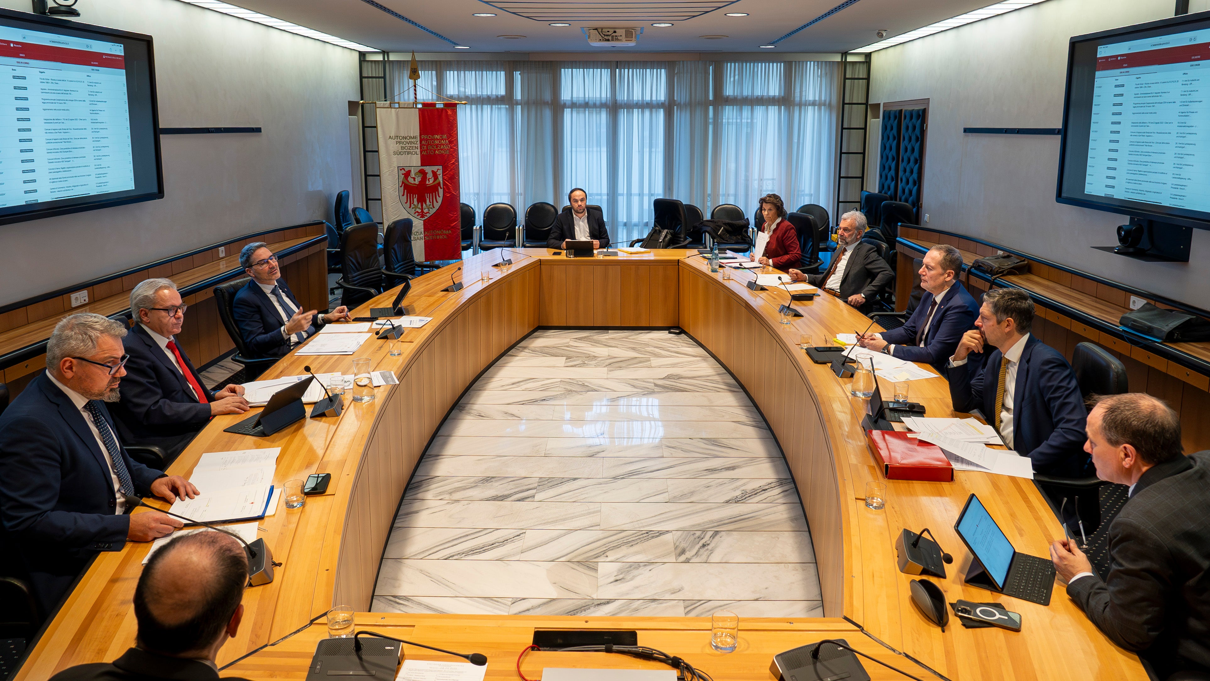 L presidënt Arno Kompatscher, si vize Giuliano Vettorato y Daniel Alfreider nsci coche l'assessëura provinziela Maria Hochgruber Kuenzer y i assessëures provinziei Philipp Achammer, Massimo Bessone y Arnold Schuler se à te chësta custelazion ancuntà per l ultimo iede coche cumëmbri dl Ejecutif che fina via si atività, tl self de Jonta dl Palaz Provinziel 1 a Bulsan. La vizepresidënta Waltraud Deeg ne à nia pudù vester prejënta, ajache la fova amaleda. L secreter generel Eros Magnago y l diretëur generel Alexander Steiner fova ënghe prejënc pra chësta ancunteda. (Foto: USP/Fabio Bruccoleri)  