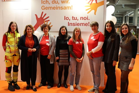 Lena Profanter, Associazione provinciale di soccorso Croce Bianca; l'assessora provinciale Rosmarie Pamer; Brigitte Hofmann, Caritas; Martina Gianola, Federazione per il Sociale e la Sanità; Clara Bosio, Caritas; Lidia Ruscelli, Caritas; Francesca La Viola, Comune di Bolzano; e Sofia Bonvicin, Comune di Bolzano. (Foto: USP/Katharina Fleischmann)