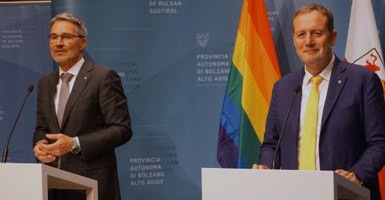 L'assessore provinciale, Massimo Bessone, insieme al presidente della Provincia, Arno Kompatscher. Durante la conferenza stampa l'assessore ha sottolineato che i fondi per la rimodulazione dei finanziamenti per la manutenzione dei beni immobili per l'anno 2023 vengono investiti su tutto il territorio provinciale a beneficio di tutti e tre i gruppi linguistici (Foto: ASP/Igor Cocca) 