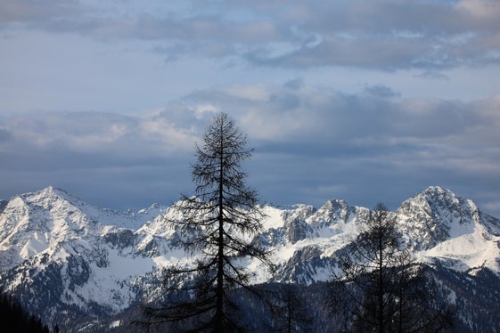 Immagine del mese di aprile 2026: le montagne dell'Alta Val d'Isarco da Sengas. (Foto: USP/Martin Geier)