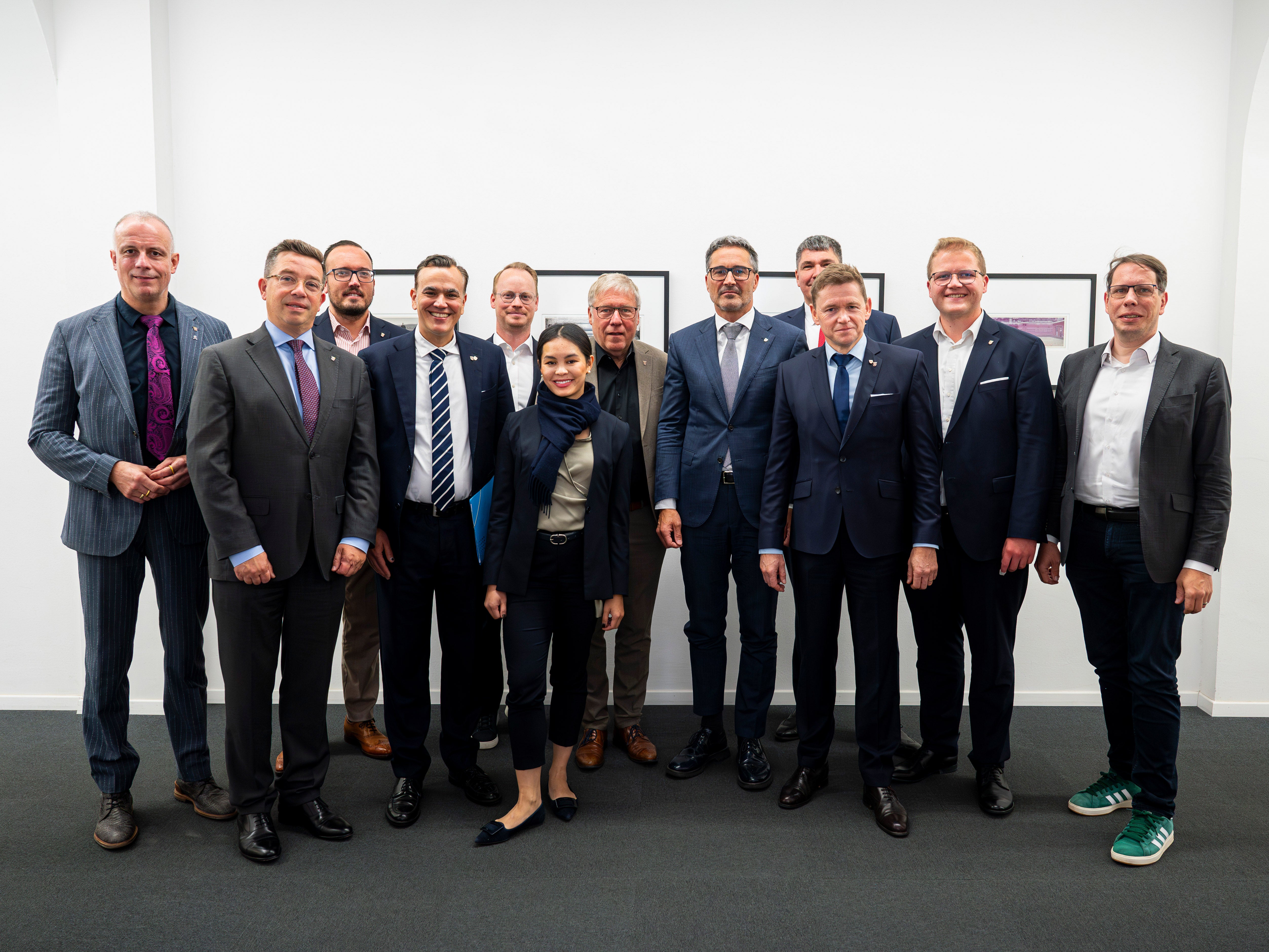 Undici deputati del Parlamento dell'Assia Hanno incontrato il presidente della Provincia Arno Kompatscher a Bolzano per discutere di autonomia e tutela delle minoranze. Nella foto, da sinistra a destra: Thomas Hering, Stefan Schneider, Jochen Roos, Stephan Naas, Christoph Mikuschek, Anna Nguyen, Jürgen Frömmrich (capo delegazione), il presidente della Provincia Arno Kompatscher, Matthias Körner, André Stolz, Sebastian Sommer, Torsten Leveringhaus. (Foto: USP/Fabio Brucculeri)
