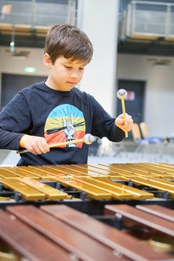 Lorenz Geiser bei seinem Auftritt, Musikschule Unterer Vinschgau, Lehrperson: Wolfgang Schrötter (Foto: Land Tirol / Wolfgang Alberty)