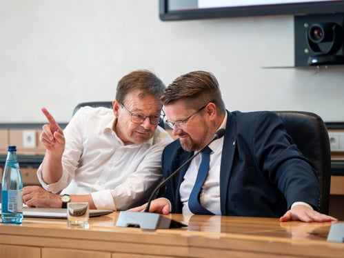 Helmuth Moroder (links), Berater der Arbeitsgruppe, und Wolkensteins Bürgermeister Tobias Nocker beim Austausch zur Verkehrssteuerung am Grödner Joch. (Foto: LPA/Fabio Brucculeri)