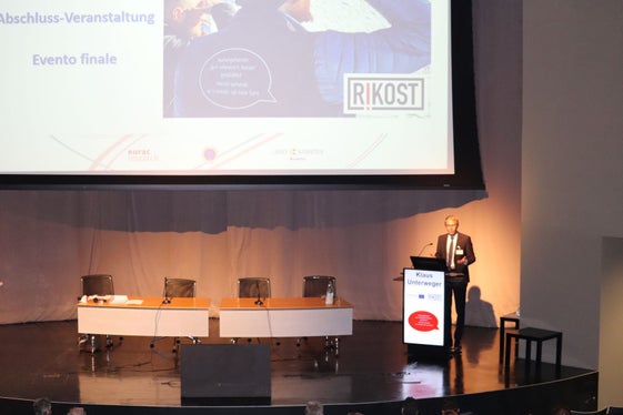 Bewusstsein für Notwendigkeiten des Zivilschutzes schaffen: der Direktor der Agentur für Bevölkerungsschutz Klaus Unterweger am Schluss der Veranstaltung (Foto: LPA/Maja Clara)