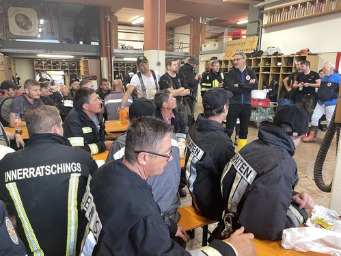 Landeshauptmann und Bevölkerungsschutzlandesrat Arno Kompatscher im Austausch mit Einsatzkräften nach den Unwetterereignissen vergangene Nacht im Wipptal. (Foto: LPA/GNews)