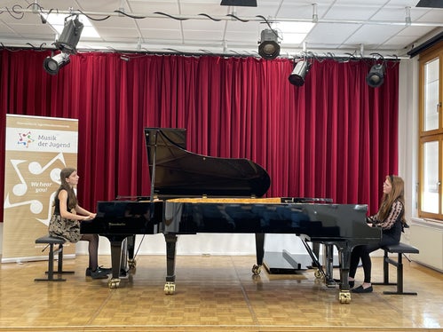 Sophie Filippi Oberegger (links) von der Musikschule Bozen und Ida Maria Finatzer von der Musikschule Überetsch/Mittleres Etschtal sind in Wien als Piano Girls in der Wertungskategorie Kammermusik für Klavier vor die Jury getreten. (Foto: LPA/Landesmusikschuldirektion)