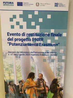 Roll-up della conferenza INDIRE sulle mobilità Erasmus Plus rese possibili dal Piano Nazionale di Ripresa e Resilienza (PNRR). (Foto: USP/Ripartizione Amministrazione scuola e cultura ladina)
