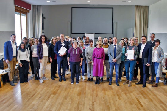 Für 30 Teilnehmende ist heute im Bildungshaus Lichtenburg in Nals der berufsbegleitende Ausbildungslehrgang zur Pflegehelferin bzw. zum Pflegehelfer gestartet. (Foto: LPA/Greta Stuefer) 
