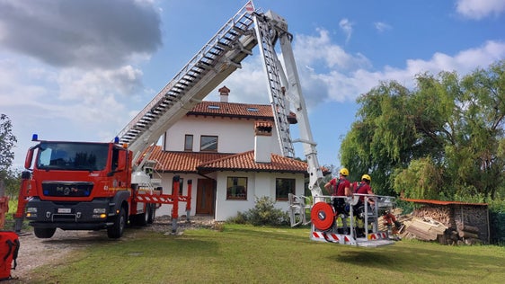 Mannschaften der Freiwilligen und der Berufsfeuerwehr haben seit dem 2. August beschädigte Dächer in der unwettergeschädigten Region Friaul-Julisch Venetien abgedichtet; im Einsatz waren 18 Berufsfeuerwehrmänner und 24 Mitglieder Freiwilliger Feuerwehren. (Foto: LPA/Berufsfeuerwehr Bozen)