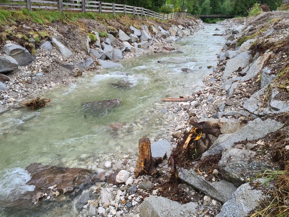 Ein strukturiertes Bachbett und ein mit Zyklopensteinen erneuerter Uferschutz: So zeigt sich der Sextnerbach in seinem Mittellauf nach dem Abschluss der Arbeiten des Landesamtes für Wildbachverbauung Ost (Foto: LPA/Landesamt für Wildbach- und Lawinenverbauung Ost in der Agentur für Bevölkerungsschutz)