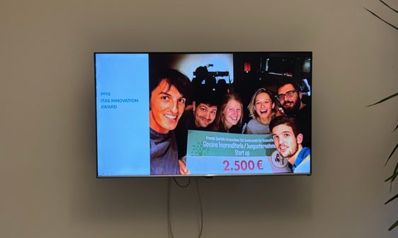 Al fine di rafforzare ulteriormente la capacità innovativa in Alto Adige e promuovere la conoscenza, l'innovazione e la competitività, il 24 ottobre la Giunta provinciale ha approvato nuovi criteri d'attuazione per la promozione dell'innovazione. Una delle modifiche più significative riguarda le start-up, una delle quali è stata visitata dall'assessore Achammer. (Foto: USP/Dipartimento Istruzione e cultura tedesca, Innovazione, Ricerca, Musei e Beni culturali/Julia Profanter) 