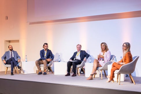 Von links nach rechts: Alex Baldo (Coopbund), Nicola Grosso (AGCI), Enrico Bramerini (Cooperdolomiti), Barbara Passarella (Raiffeisenverband) und die Direktorin des Amts für die Entwicklung des Genossenschaftswesens Manuela Paulmichl bei der Diskussionsrunde. (Foto: LPA/Visualite/Tiberio Sorvillo)