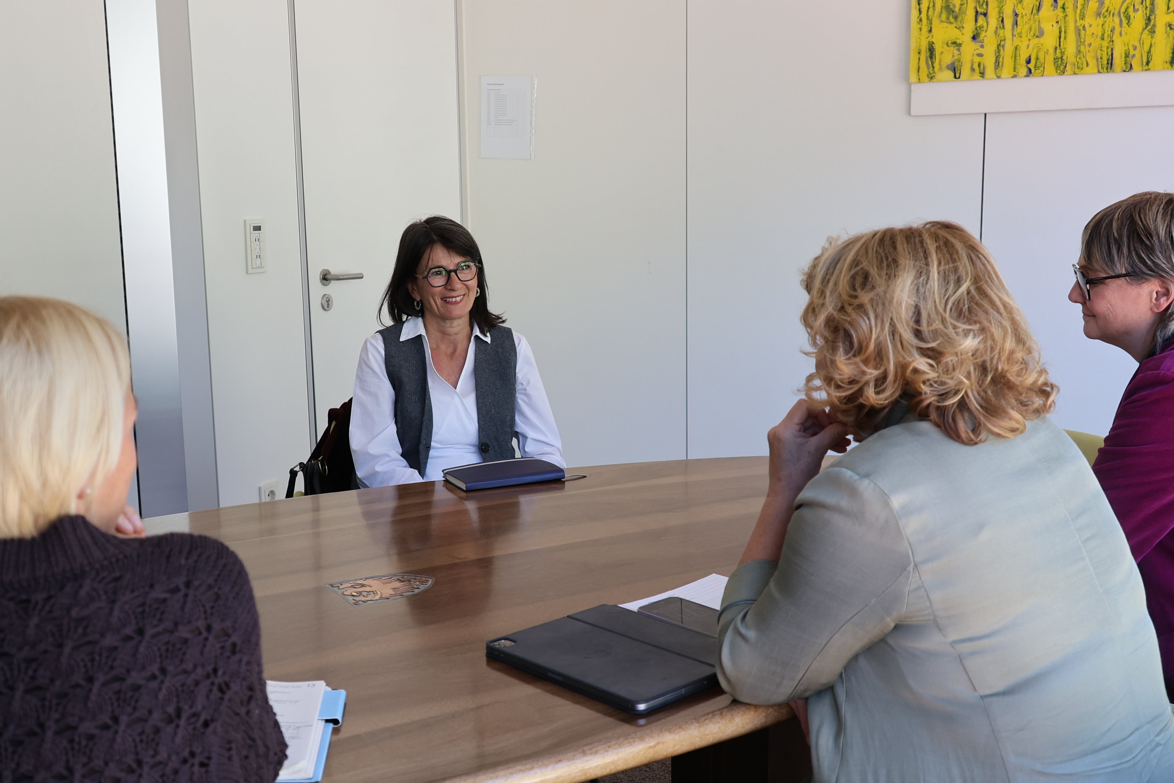Die Juristin Alessandra Orlandi hat im Oktober ihre Tätigkeit als Ombudsfrau für die Rechte von Personen unter Freiheitsentzug aufgenommen. Im Austausch mit Landesrätin Pamer, Ressortdirektorin Morandini und Amtsdirektorin Wiest wurden gemeinsame Anliegen besprochen. (Foto: LPA/Hannes Wisthaler)