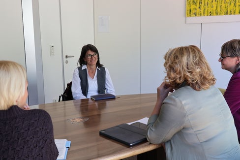Die Juristin Alessandra Orlandi hat im Oktober ihre Tätigkeit als Ombudsfrau für die Rechte von Personen unter Freiheitsentzug aufgenommen. Im Austausch mit Landesrätin Pamer, Ressortdirektorin Morandini und Amtsdirektorin Wiest wurden gemeinsame Anliegen besprochen. (Foto: LPA/Hannes Wisthaler)