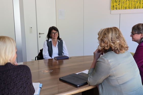 Die Juristin Alessandra Orlandi hat im Oktober ihre Tätigkeit als Ombudsfrau für die Rechte von Personen unter Freiheitsentzug aufgenommen. Im Austausch mit Landesrätin Pamer, Ressortdirektorin Morandini und Amtsdirektorin Wiest wurden gemeinsame Anliegen besprochen. (Foto: LPA/Hannes Wisthaler)