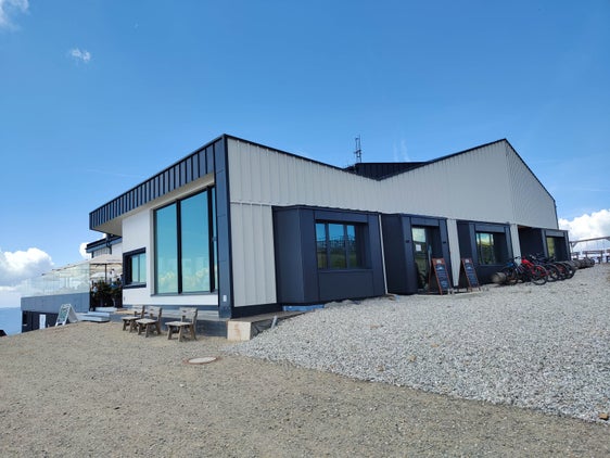 Completamente rinnovato: il rifugio Plose, ristrutturato e ampliato a 2447 metri, offre un maggiore comfort e mette sapientemente in risalto l’impressionante panorama montano. (Foto: USP/Rifugio Plose/Claudia Fea)