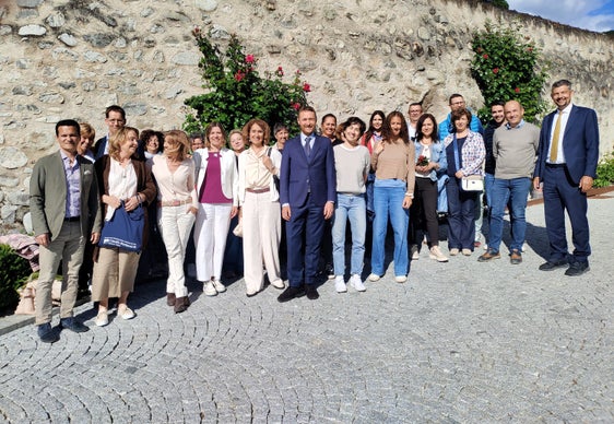 Assessur ala Formaziun y Cultura ladina, Daniel Alfreider cun colaboradus y colaboradësses dl Departimënt Intendënza y Cultura Ladina. (foto: USP/Intendënza y Cultura Ladina)