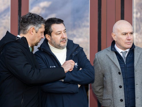 Landesrat für Infrastrukturen und Mobilität Daniel Alfreider (von links), Vizepremierminister und Minister für Infrastruktur und Verkehr Matteo Salvini und RFI Generaldirektor Aldo Isi stellten sich zur Eröffnung der Bahnlinie den Fragen der Medienvertreter und -vertreterinnen. (Foto: LPA/Tiberio Sorvillo)