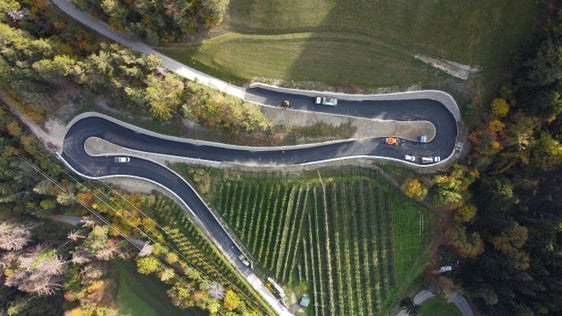 Neu gestaltet und gesichert wurde die Landesstraße nach Albions auch im Abschnitt der beiden Haarnadelkurven. (Foto: LPA/C.T.S GmbH)