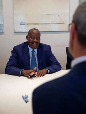 Ernest Ndabashinze, Botschafter von Burundi, und Landeshauptmann Arno Kompatscher tauschten sich über die unterschiedliche demografische Entwicklung ihrer Länder aus. Während der Altersdurchschnitt der Bevölkerung von Burundi bei nicht einmal 18 Jahren liegt, steigt jener der Bevölkerung Südtirols zunehmend. (Foto: LPA/Fabio Brucculeri)