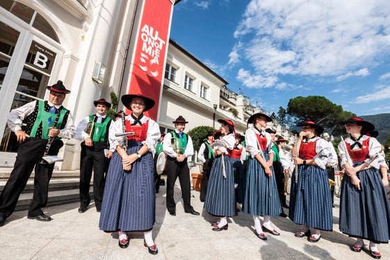 Vor dem Festakt hatte&nbsp;beim Empfang auf der Kurpromenade die&nbsp;Böhmische der Musikkapelle Untermais&nbsp;die Ehrengäste musikalisch begrüßt. (Foto: LPA/Ivo Corrà)