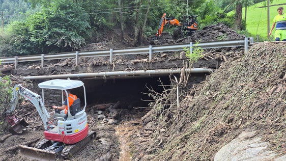 L'Area funzionale Bacini montani ha ripristinato il flusso del rio di Rattisio Vecchio presso il ponte sulla strada provinciale. (Foto: Ufficio Sistemazione bacini montani ovest dell'Agenzia per la Protezione civile/Martin Eschgfäller)