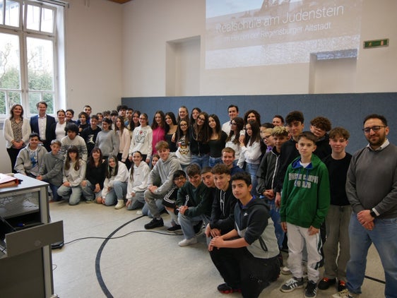 Plurilinguismo e rete. Foto di gruppo per le ragazze e i ragazzi di Bressanone e Ratisbona, che hanno rafforzato il gemellaggio scolastico nel corso di un viaggio di studio tenuto da 40 ragazze e ragazzi della scuola primaria di primo grado Manzoni nel Land germanico. (Foto: USP)