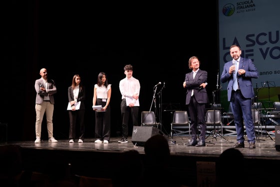 Il vicepresidente Galateo (a destra) prende la parola nel corso dell'inaugurazione dell'anno scolastico, al Teatro Comunale di Bolzano (Foto: USP)