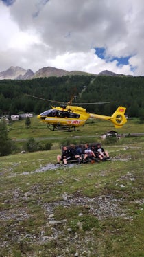 I partecipanti al campo scuola della Protezione Civile di Solda hanno potuto ispezionare un elicottero di soccorso (Foto: ASP/Protezione Civile della Croce Bianca )