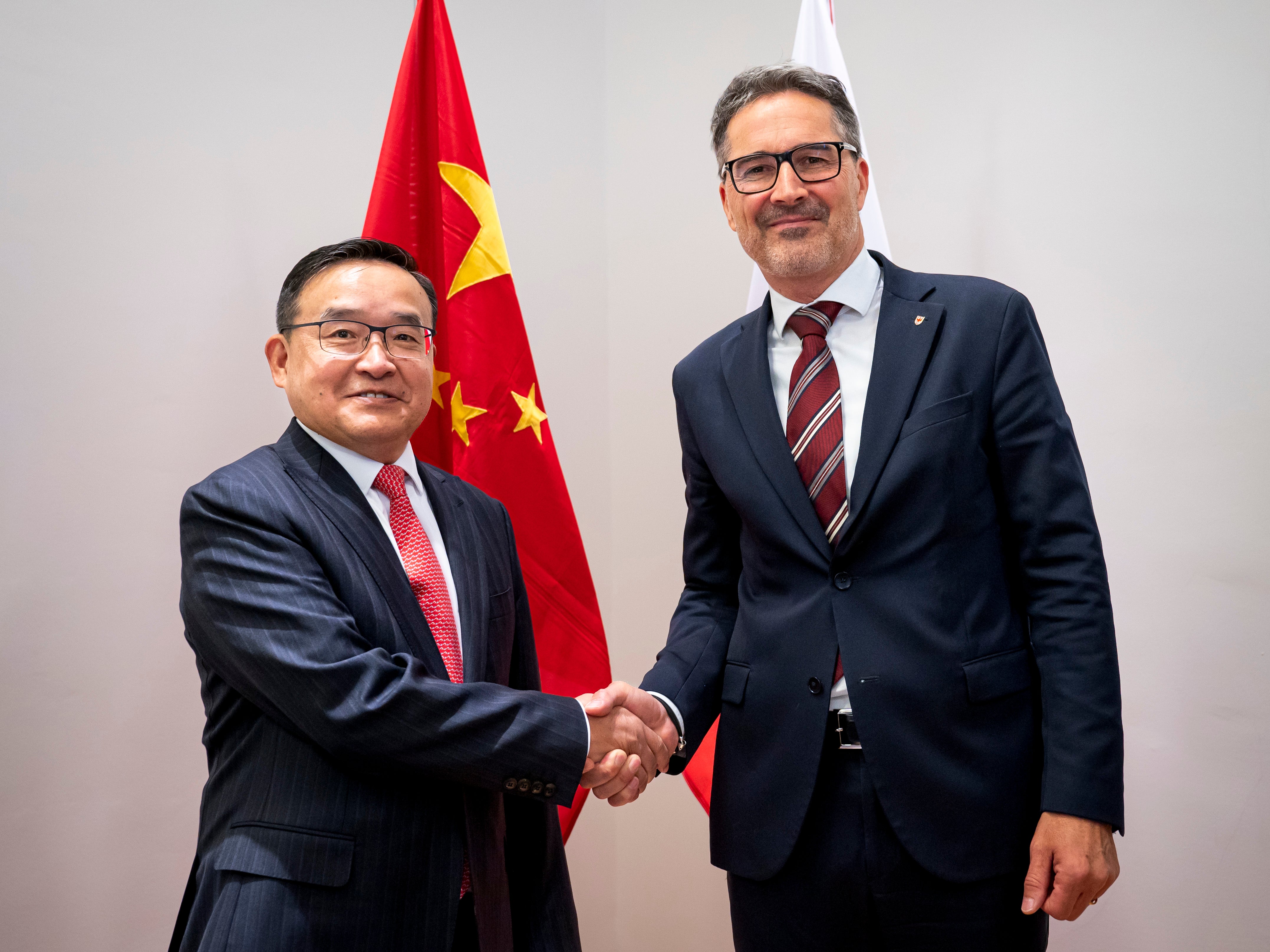 La stretta di mano tra Jia Guide, ambasciatore della Repubblica Popolare Cinese in Italia, e Arno Kompatscher, presidente della Provincia autonoma di Bolzano. (Foto: USP/Fabio Brucculeri)