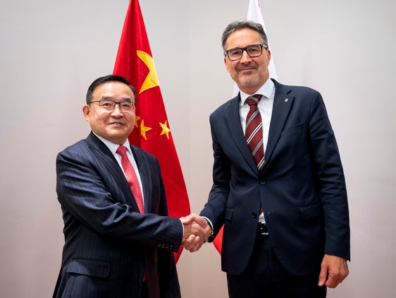La stretta di mano tra Jia Guide, ambasciatore della Repubblica Popolare Cinese in Italia, e Arno Kompatscher, presidente della Provincia autonoma di Bolzano. (Foto: USP/Fabio Brucculeri)