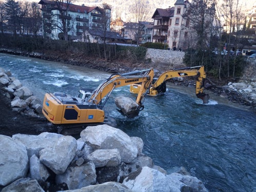 Mit großen Steinblöcken hat die Wildbachverbauung den historischen Uferschutz an der Rienz unterhalb der Unterdrittelbrücke verstärkt. (Foto: LPA/Landesamt für Wildbach- und Lawinenverbauung Nord)