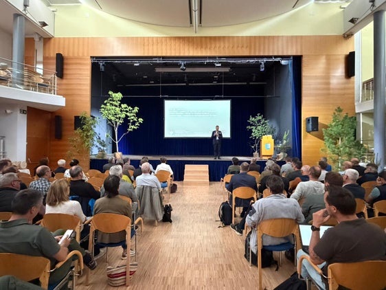 Forstwirtschaftslandesrat Luis Walcher hat die Tagung "Wald im Wandel" in Schlanders eröffnet: "Das bereits vor rund 30 Jahren initiierte Projekt zur schrittweisen Umwandlung der Schwarzföhrenbestände in standortgerechte Laubmischwälder ist Vorbild und Auftrag zugleich für eine nachhaltige, zukunftsorientierte Waldentwicklung." (Foto: LPA/Tobias Erschbamer)